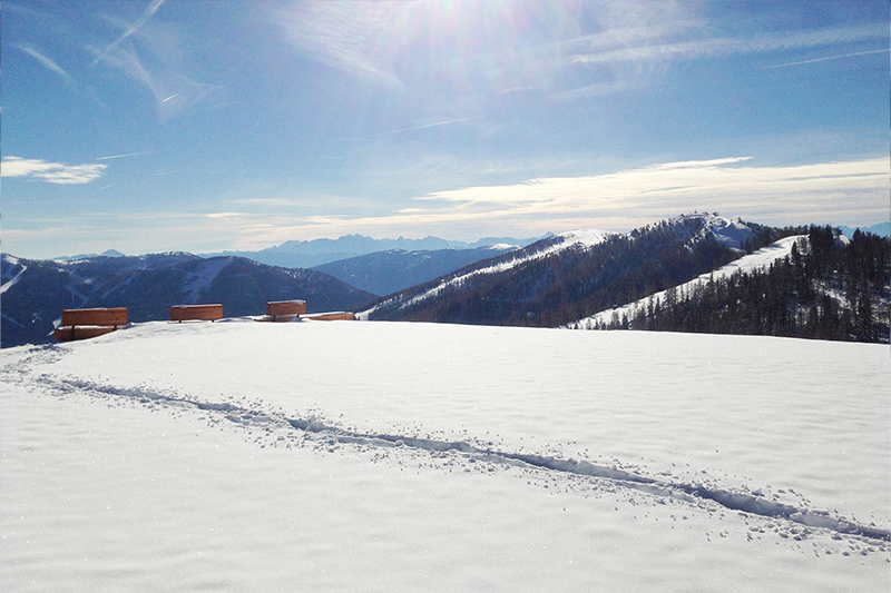 Winteraktivitäten im Winterurlaub in Kärnten mit verschneiter Aussicht auf die umliegenden Berge in Bad Kleinkirchheim.