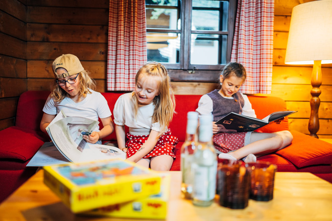 Kinder lesen Weihnachtsmärchen im Weihnachtsurlaub in Kärnten