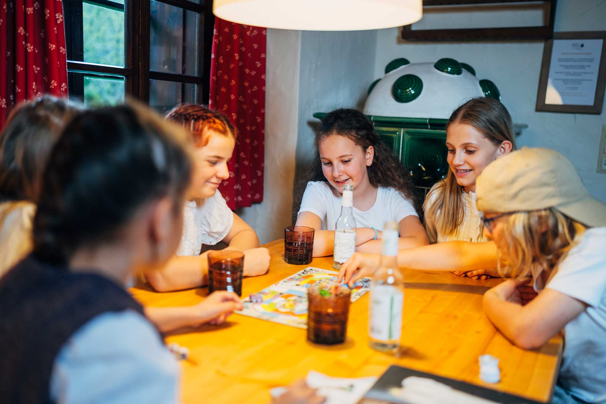 Weihnachtsurlaub in Kärnten mit Brettspiel vor dem Kachelofen